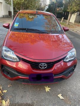 Toyota Etios Hatchback XS usado (2018) color Rojo precio $2.500.000