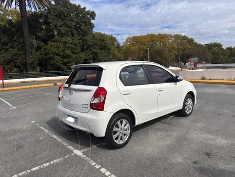 Toyota Etios Hatchback XLS usado (2016) color Blanco Perla precio u$s14.000