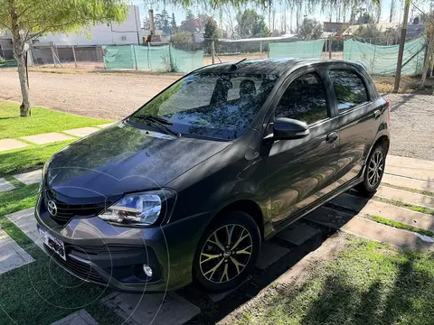 Toyota Etios Hatchback XLS usado (2023) color Gris Oscuro precio $24.000.000