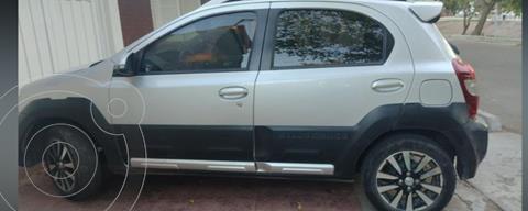 foto Toyota Etios Hatchback Cross 2015/2016 usado (2015) color Gris Oscuro precio $2.100.000