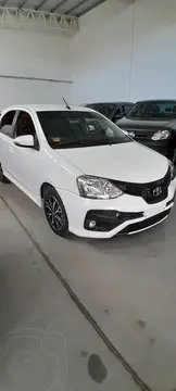 Toyota Etios Hatchback XLS Aut usado (2021) color Blanco precio $23.000.000