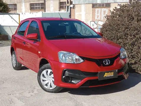 Toyota Etios Hatchback X usado (2021) color Rojo financiado en cuotas(anticipo $10.000.000)