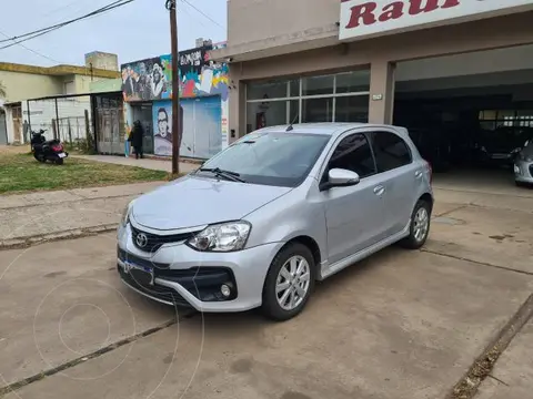 Toyota Etios Hatchback XLS Aut usado (2017) color Gris precio $17.900.000