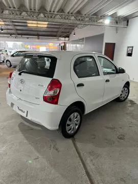 Toyota Etios Hatchback X usado (2023) color Blanco precio u$s15.500