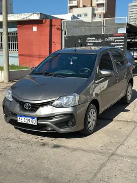 Toyota Etios Hatchback X usado (2020) color Gris Oscuro precio u$s16.800
