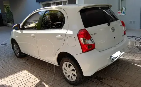 Toyota Etios Hatchback XS 2016/17 usado (2018) color Blanco precio $16.000.000