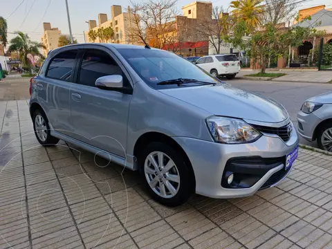 Toyota Etios Hatchback XLS usado (2018) color Gris Plata financiado en cuotas(anticipo $8.000.000 cuotas desde $763.068)