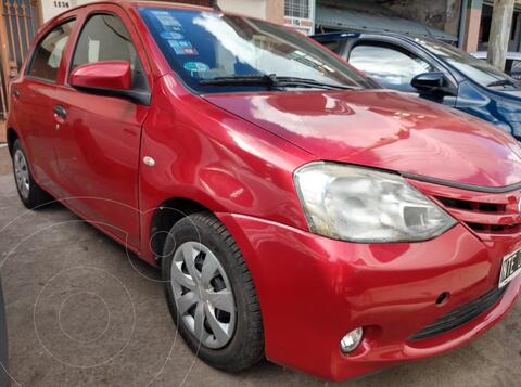 foto Toyota Etios Hatchback X usado (2014) color Rojo precio $1.860.000