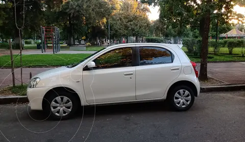 Toyota Etios Hatchback XS usado (2014) color Blanco precio $8.700.000
