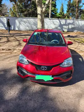 Toyota Etios Sedan XS 2016/17 usado (2018) color Rojo precio $15.850.000