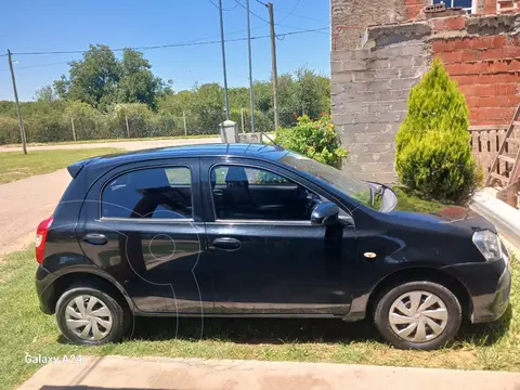 Toyota Etios Sedan XLS usado (2018) color Negro precio $16.000.000