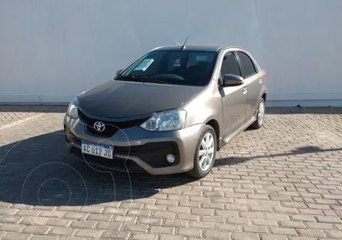 Toyota Etios Sedan XLS 2016/17 usado (2017) color Gris Oscuro precio $3.960.000