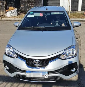 Toyota Etios Sedan Platinum Aut usado (2017) color Gris Plata  precio $23.000.000
