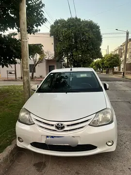 Toyota Etios Sedan X  2016/17 usado (2016) color Blanco Perla precio $15.500.000