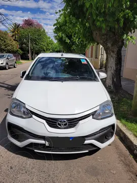 Toyota Etios Sedan X usado (2018) color Blanco precio u$s9.000