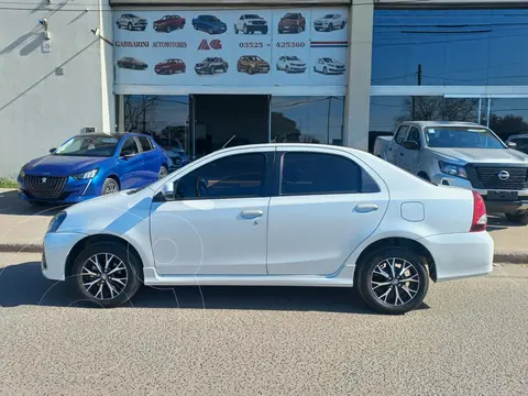 Toyota Etios Sedan XLS Aut usado (2023) color Blanco Perla precio $23.000.000