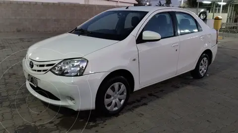 Toyota Etios Sedan XS usado (2014) color Blanco precio u$s10.000