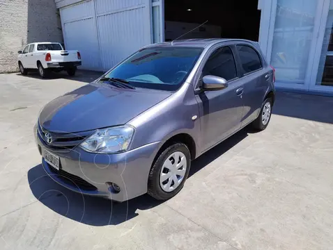 Toyota Etios Sedan XS 2015/2016 usado (2016) color Gris Oscuro precio $14.300.000