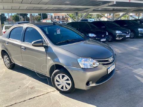 foto Toyota Etios Sedán XS 2016/17 usado (2017) color Gris Oscuro precio $1.390.000