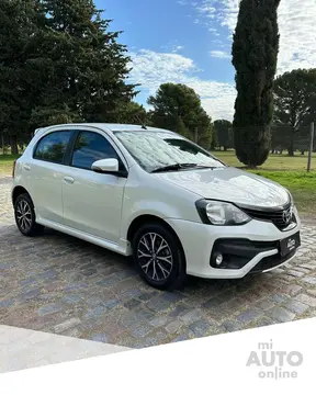 Toyota Etios Sedan XLS Aut usado (2018) color Blanco precio $18.500.000