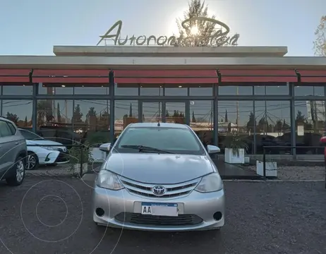 Toyota Etios Sedan XS 2016/17 usado (2017) color Gris precio u$s13.000