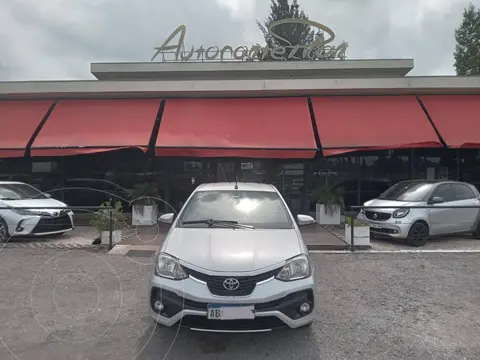 Toyota Etios Sedan Platinum Aut 2016/17 usado (2017) color Gris precio $16.500.000