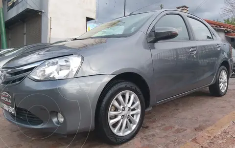 Toyota Etios Sedan XLS usado (2016) color Gris Oscuro financiado en cuotas(anticipo $5.200.000)