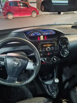 Toyota Etios Sedan XLS usado (2014) color Gris precio $14.000.000