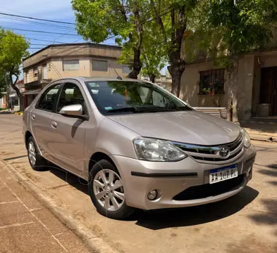 Toyota Etios Sedan XLS 2016/17 usado (2016) color Arena precio $13.300.000