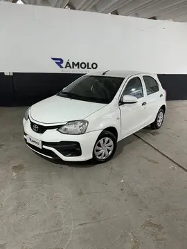 Toyota Etios Sedan X usado (2023) color Blanco precio u$s15.000