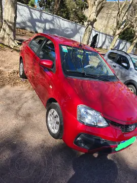 Toyota Etios Sedan XS 2016/17 usado (2018) color Rojo precio $15.300.000