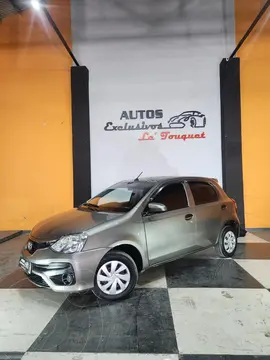 Toyota Etios Sedan X usado (2018) color Gris Oscuro precio u$s17.400