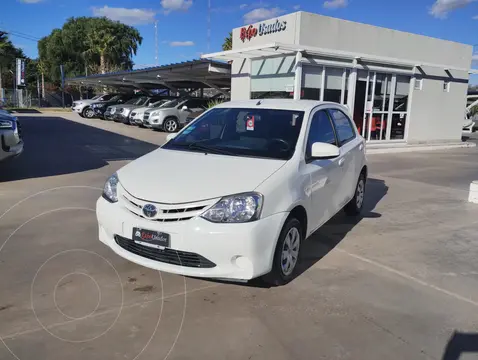 Toyota Etios Sedan XS usado (2015) color Blanco precio $10.500.000