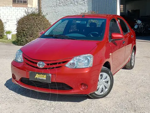 Toyota Etios Sedan X  2016/17 usado (2017) color Rojo financiado en cuotas(anticipo $2.100.000)