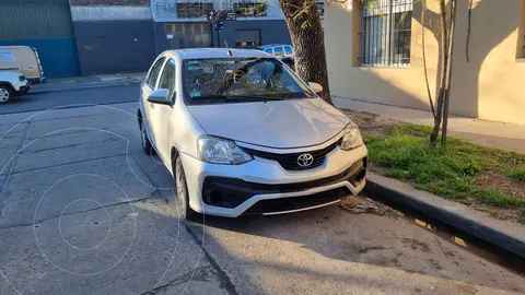 Toyota Etios Sedan X usado (2017) color Gris precio $13.999.999