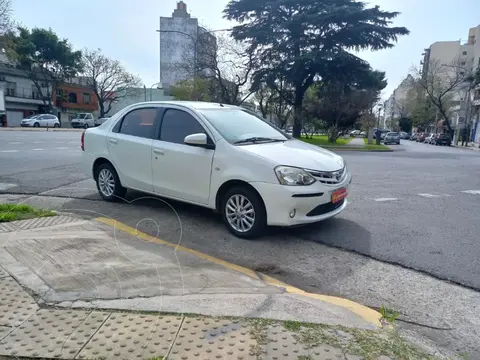 Toyota Etios Sedan XLS usado (2014) color Blanco financiado en cuotas(anticipo $5.000.000)