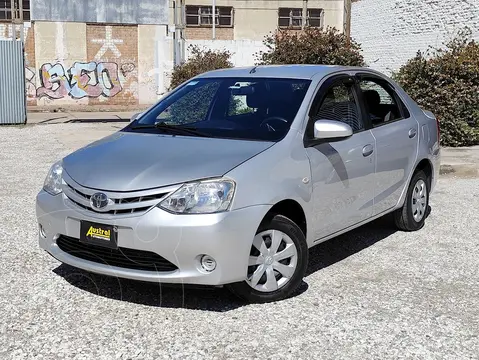 Toyota Etios Sedan XS usado (2015) color Gris financiado en cuotas(anticipo $9.000.000)