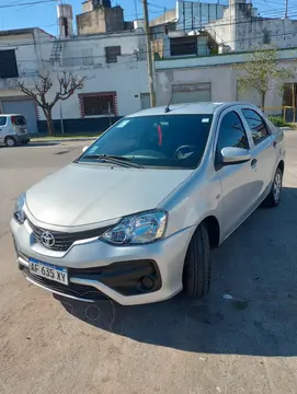 Toyota Etios Sedan X usado (2023) color Gris Plata precio $22.500.000