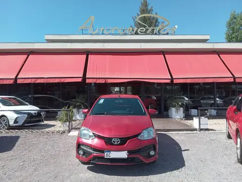 Toyota Etios Sedan XLS Aut usado (2018) color Rojo precio u$s15.500
