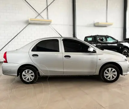 Toyota Etios Sedan X usado (2022) color Gris Plata  precio $20.500.000