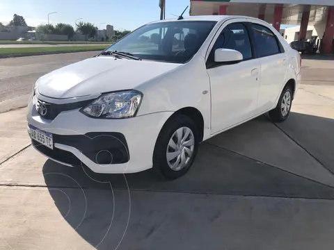 Toyota Etios Sedan XS 2016/17 usado (2017) color Blanco precio $15.500.000