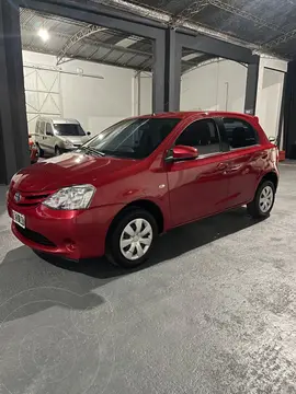Toyota Etios Sedan XS usado (2014) color Bordo precio $3.700.000