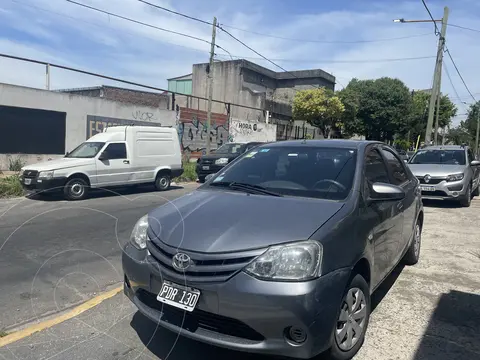 Toyota Etios Sedan XS usado (2015) color Gris Oscuro precio u$s11.500