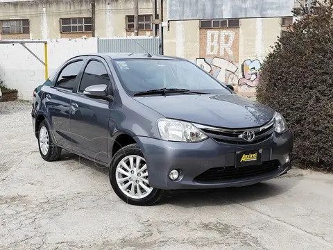 Toyota Etios Sedan XLS usado (2015) color Gris financiado en cuotas(anticipo $8.900.000)