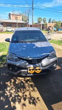 Toyota Etios Sedan XLS Aut 2016/17 usado (2017) color Gris Plata  precio $15.000.000