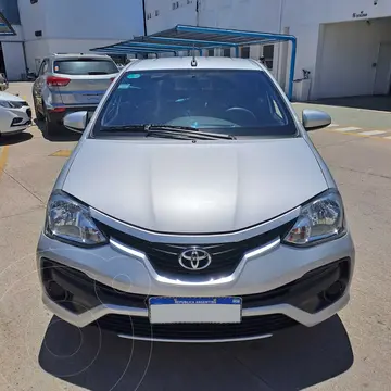 Toyota Etios Sedan XS usado (2017) color Plata precio $3.490.000