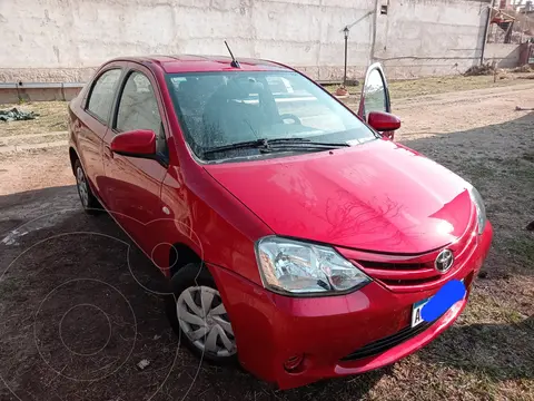 Toyota Etios Sedan XS usado (2016) color Rojo precio u$s10.500