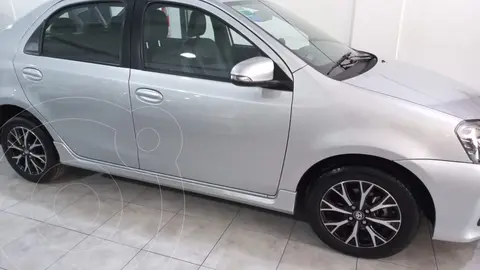 Toyota Etios Sedan Platinum Aut usado (2017) color Gris Plata  precio $9.300.000