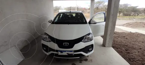 Toyota Etios Sedan XLS usado (2022) color Blanco precio u$s18.000