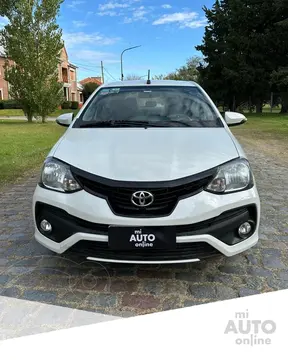 Toyota Etios Sedan XLS Aut usado (2018) color Blanco precio $20.500.000